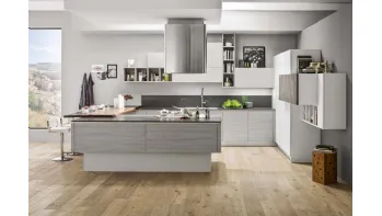 Cucina Moderna con penisola Mango in Frassinato Grigio ed Artico di Arrex