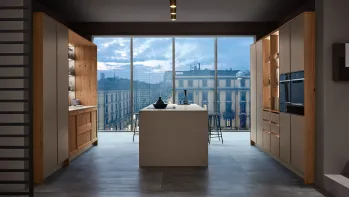 Cucina Moderna Milano 07 con isola in laccato Beige e Rovere Nodoso chiaro di Veneta Cucine