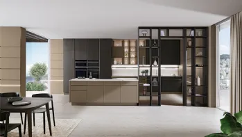 Cucina Moderna con isola Iconica 01 in Vetro Cappuccino liscio e cannettato, basi colonne e pensili in Frassino scuro di Veneta Cucine