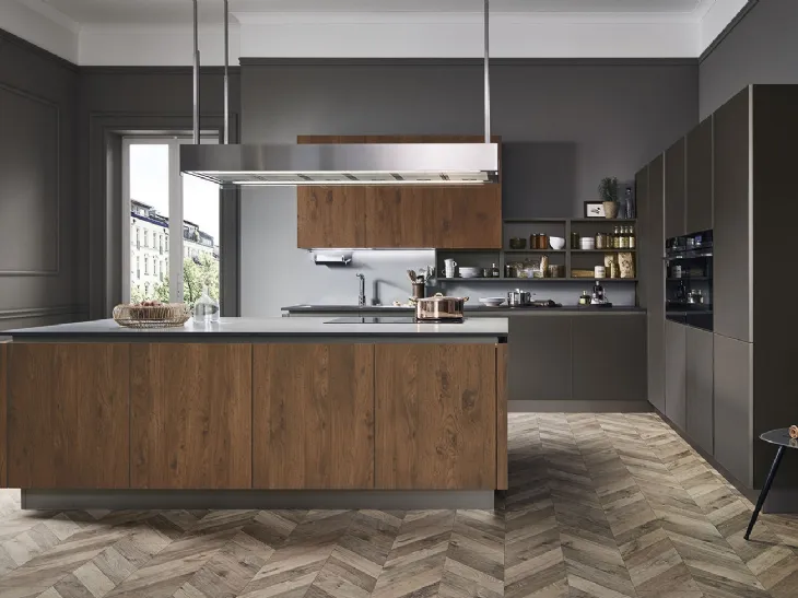 Cucina Moderna Ri-flex 02 con isola in Olmo antico e vetro laccato opaco Marrone Oliva di Veneta Cucine