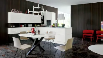 Cucina Moderna Oyster con penisola in laccato lucido Bianco di Veneta Cucine