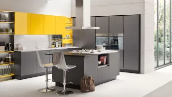 Cucina Moderna Oyster con isola  in laccato metallo liquido Mercurio e pensili in laccato lucido Giallo Girasole di Veneta Cucine