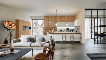 Cucina Moderna angolare con penisola Ri flex in Rovere nodoso chiaro e vetro laccato opaco Bianco Puro di Veneta Cucine