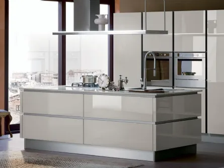 Cucina Moderna Ri flex con isola in vetro laccato lucido Grigio Corda di Veneta Cucine