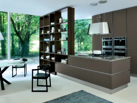 Cucina Moderna Ri-flex 07 con isola in vetro laccato opaco Marrone Oliva di Veneta Cucine