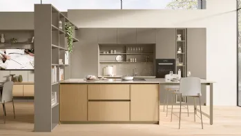 Cucina Moderna in vetro mopaco Alabastro con penisola in Rovere Sakura 02 di Veneta Cucine