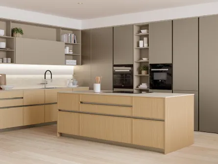 Cucina Moderna con isola Sakura 04 in Rovere Ikebana e laccato Alabastro di Veneta Cucine