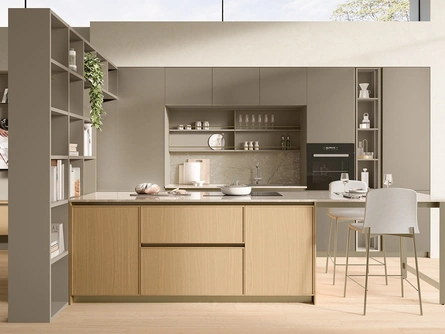 Cucina Moderna con penisola Sakura 06 in vetro opaco Alabastro e Rovere Ikebana di Veneta Cucine