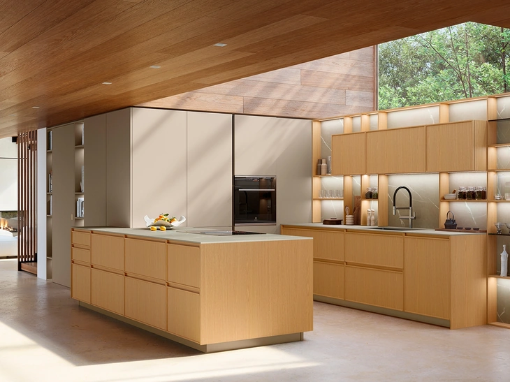 Cucina Moderna con penisola Sakura 08 in Rovere Ikebana e laccato Alabastro di Veneta Cucine