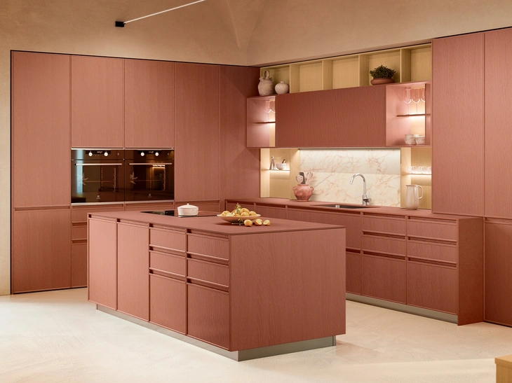 Cucina Moderna con isola Sakura 14 in Frassino laccato Rosso di Veneta Cucine