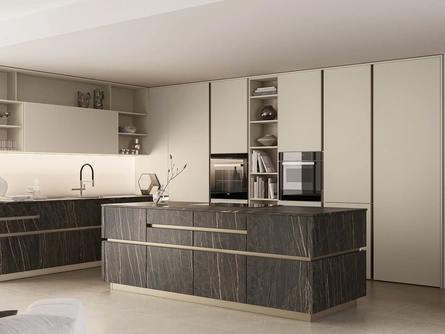 Cucina Moderna con isola Iconica 04 in laccato e ceramica di Veneta Cucine
