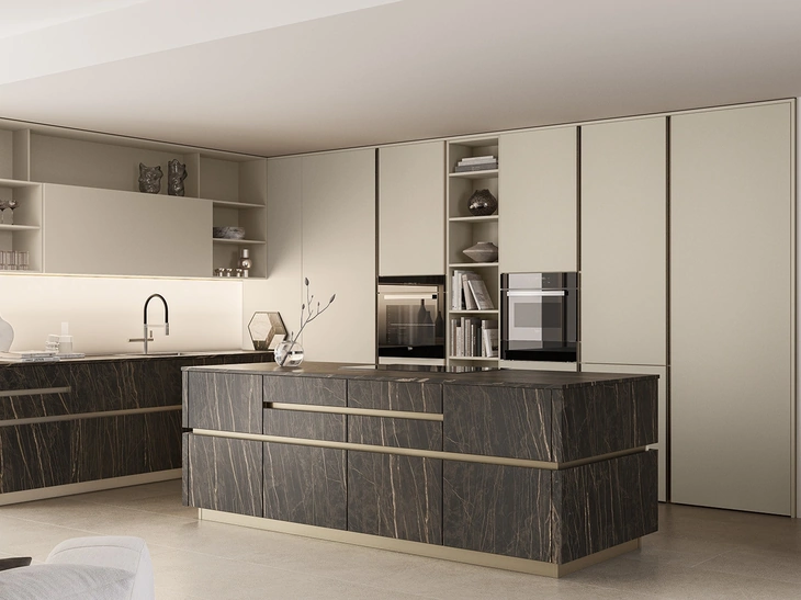 Cucina Moderna con isola Iconica 04 in laccato e ceramica di Veneta Cucine