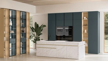Cucina Moderna con isola Iconica 05 in laccato e ceramica di Veneta Cucine