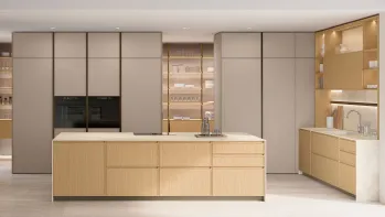 Cucina Moderna con isola Sakura 02 in Rovere e laccato Alabastro di Veneta Cucine