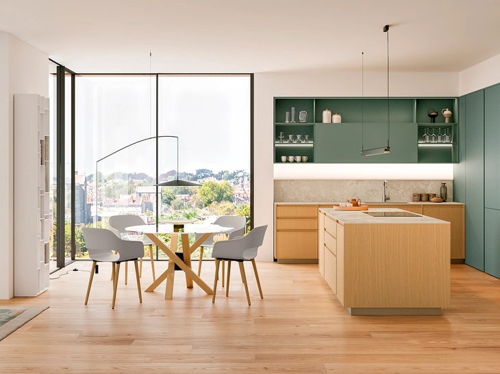 Cucina Moderna con isola Sakura 03 in Rovere Ikebana e laccato Verde Minerva di Veneta Cucine