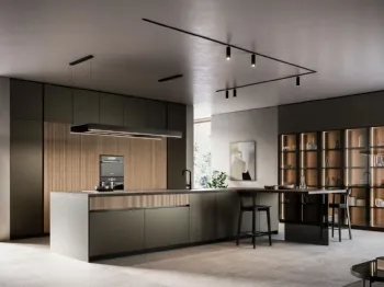 Cucina Moderna con isola finitura Rovere fossile e colonne in laccato effetto metallo Rame brunito Logica 05 di Valdesign