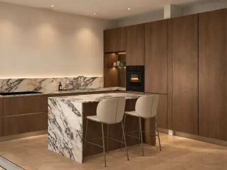 Cucina contemporanea tra legno e marmo venato