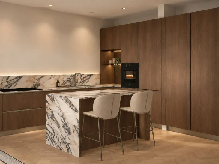 Cucina contemporanea tra legno e marmo venato