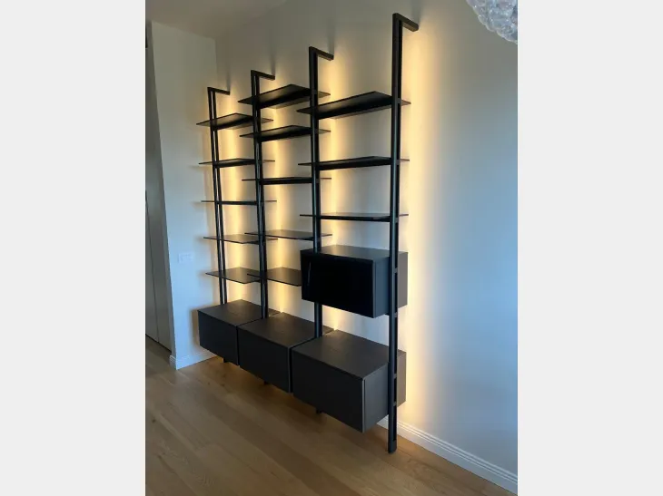 Libreria di design in metallo nero