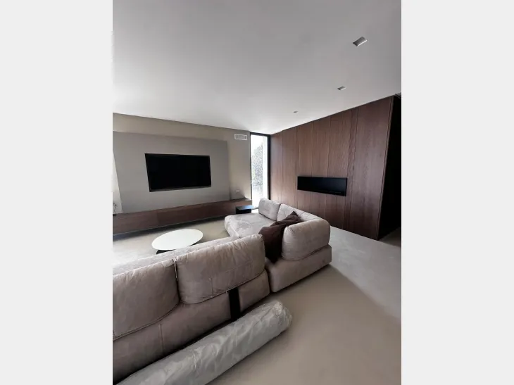 Living contemporaneo tra boiserie in legno e design minimale