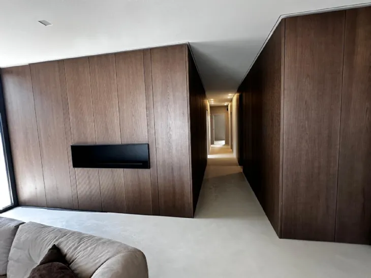 Living contemporaneo tra boiserie in legno e design minimale