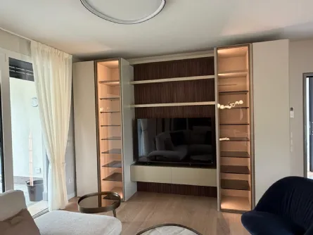 Living contemporaneo con boiserie e vetrine