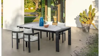 Tavolo in gres e alluminio con sedie in alluminio e tessuto Argo Alu di Talenti