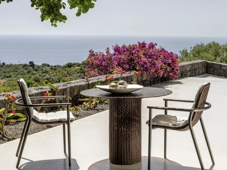 Tavolo in vetro e sedie in midollino Bond di Talenti