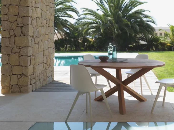 Tavolo rotondo in teak con Sedia bianca in ABS con base in alluminio di Talenti