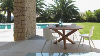 Tavolo rotondo in teak con Sedia bianca in ABS con base in alluminio di Talenti