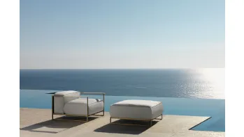 Poltroncina e Pouf Casilda in metallo dorato minimale e tessuto imbottito di Talenti