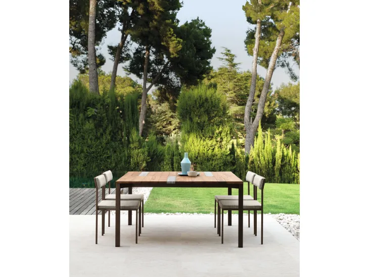 Tavolo con top in legno e marmo e struttura in alluminio e Sedie in alluminio e tessuto Casilda di Talenti
