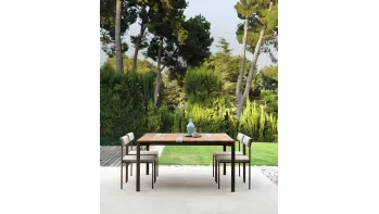 Tavolo con top in legno e marmo e struttura in alluminio e Sedie in alluminio e tessuto Casilda di Talenti