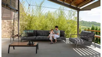 Poltroncina Cottage realizzata in metallo e tessuto imbottito di Talenti