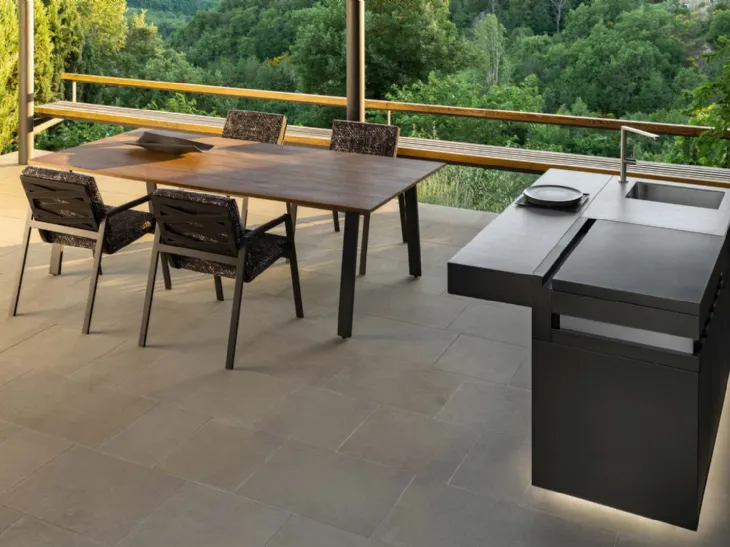 Tavolo in alluminio e legno di iroko con Sedie in alluminio e tessuto imbottito Cottage di Talenti