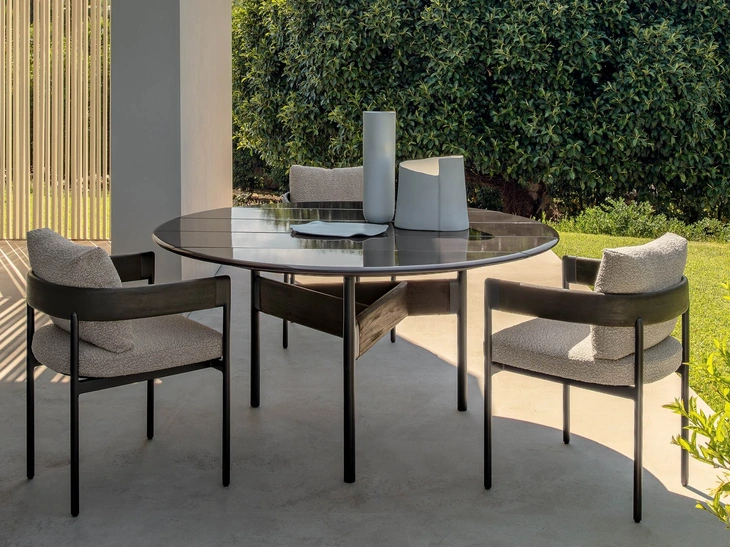 Tavolo in gres e Sedie in legno e tessuto Flow di Talenti