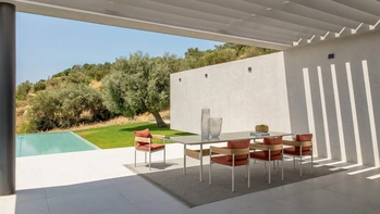 Tavolo in gres e Sedie in legno e tessuto Flow di Talenti