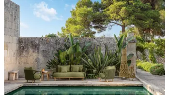 Divano e Poltroncina in tessuto imbottito e intrecciato per braccioli e schienale con struttura in teak Karen di Talenti
