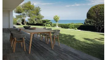 Tavolo in legno di teak e top in hpl con Sedie in teak e alluminio rivestito in corda Moon di Talenti