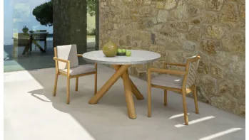 Tavolo in graniglia e legno con Sedie in legno e tessuto Prichi di Talenti