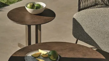 Tavolino Nell con top in gres ossido bruno e struttura in metallo di Ditre Italia