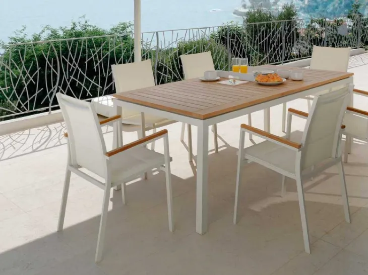 Sedia Timber impilabile con braccioli decorati da inserti in teak su alluminio bianco di Talenti