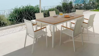 Sedia Timber impilabile con braccioli decorati da inserti in teak su alluminio bianco di Talenti